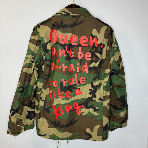 Mess in a Bottle Camo Army Jacket Queen Don't Be Afraid to Rule Like a King Sz S - Picture 8 of 9